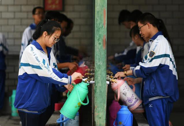 住校和走读的差别在哪里？各自优缺点？学生可提前了解