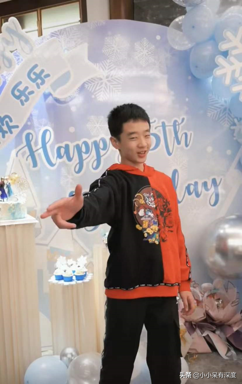 杨威晒照片，哇，小萌娃长成帅哥了！杨阳洋对双胞胎妹妹，特别好