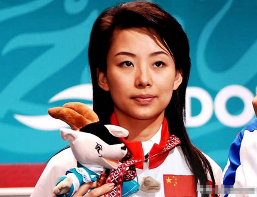 “九球天后”潘晓婷：40岁身价8亿，父亲才是她婚姻路上的绊脚石