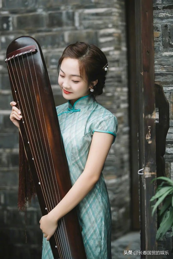 23岁林妙可近照曝光，怀抱古琴端庄优雅，昔日童星美出新高度
