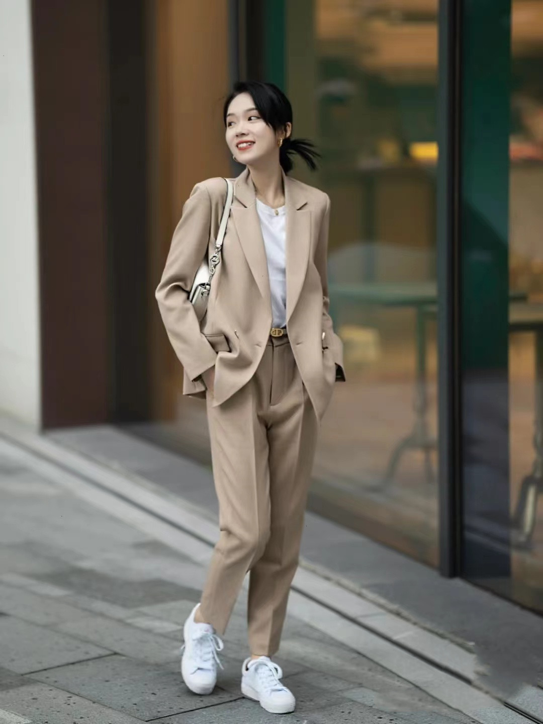 看来看去还是小白鞋最百搭(看来看去还是小白鞋最百搭的衣服)