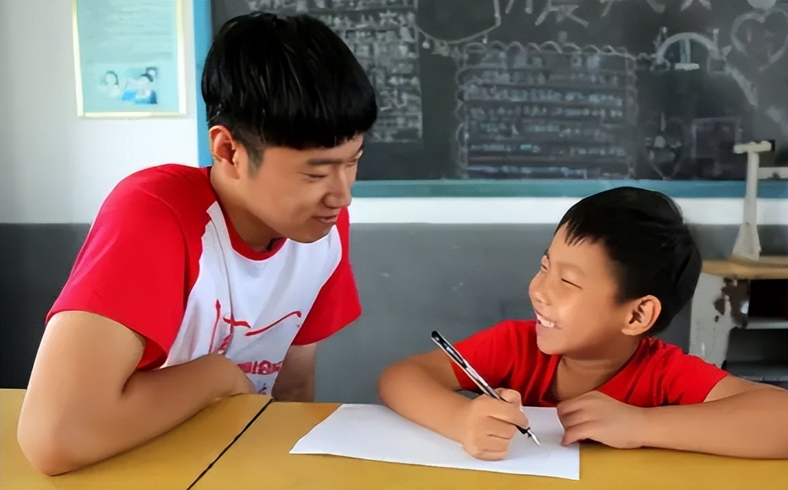 大学生到山村支教，却被认为是“折腾学生”？村支书的话引人深思