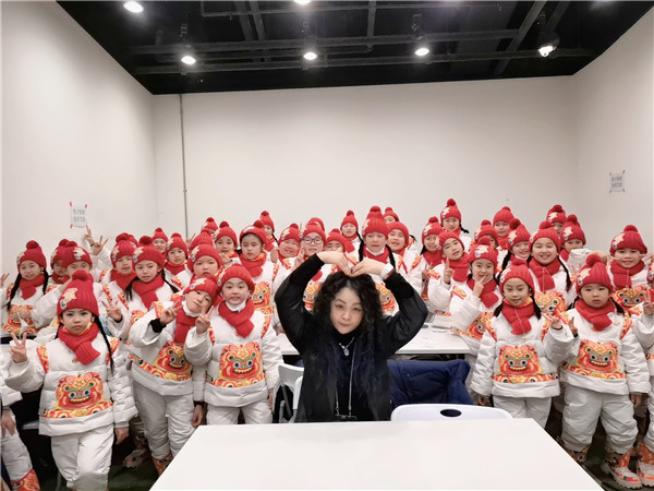 一起向未来!十佳设计师丁洁在鸟巢与孩子们“虎头虎脑”迎冬奥