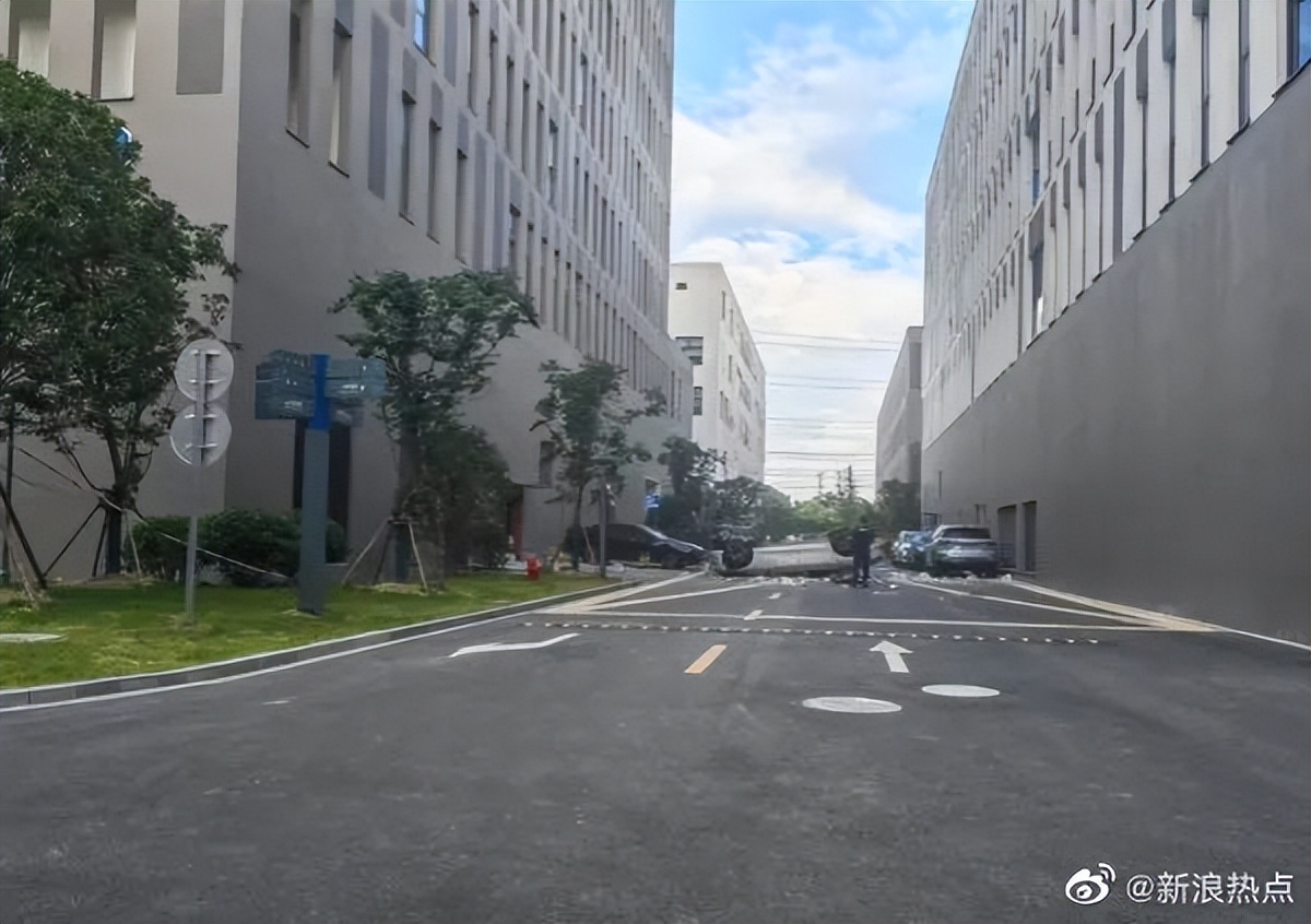 一新能源车从3楼冲出坠落，致两人死亡