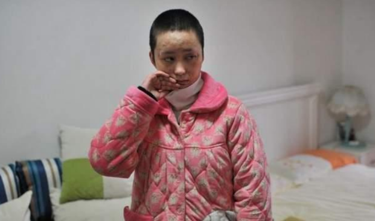 10年前，为了爱情不择手段的官二代，当街泼汽油报复16岁少女周岩