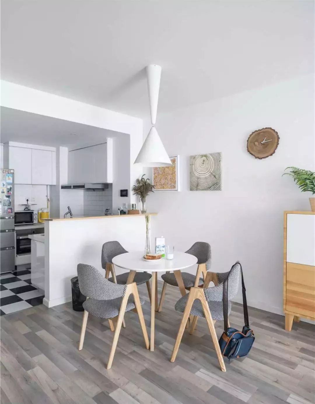 90平两室一厅，独立书房，还有特大阳台，怎么装修的？