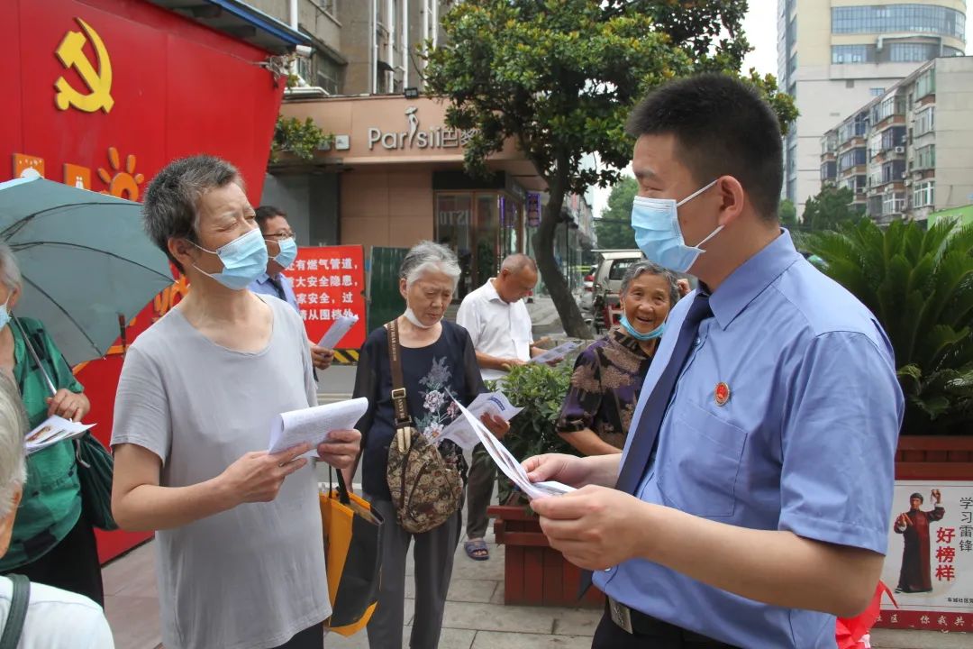 下基层察民情解民忧暖民心丨《反有组织犯罪法》专题宣传进社区