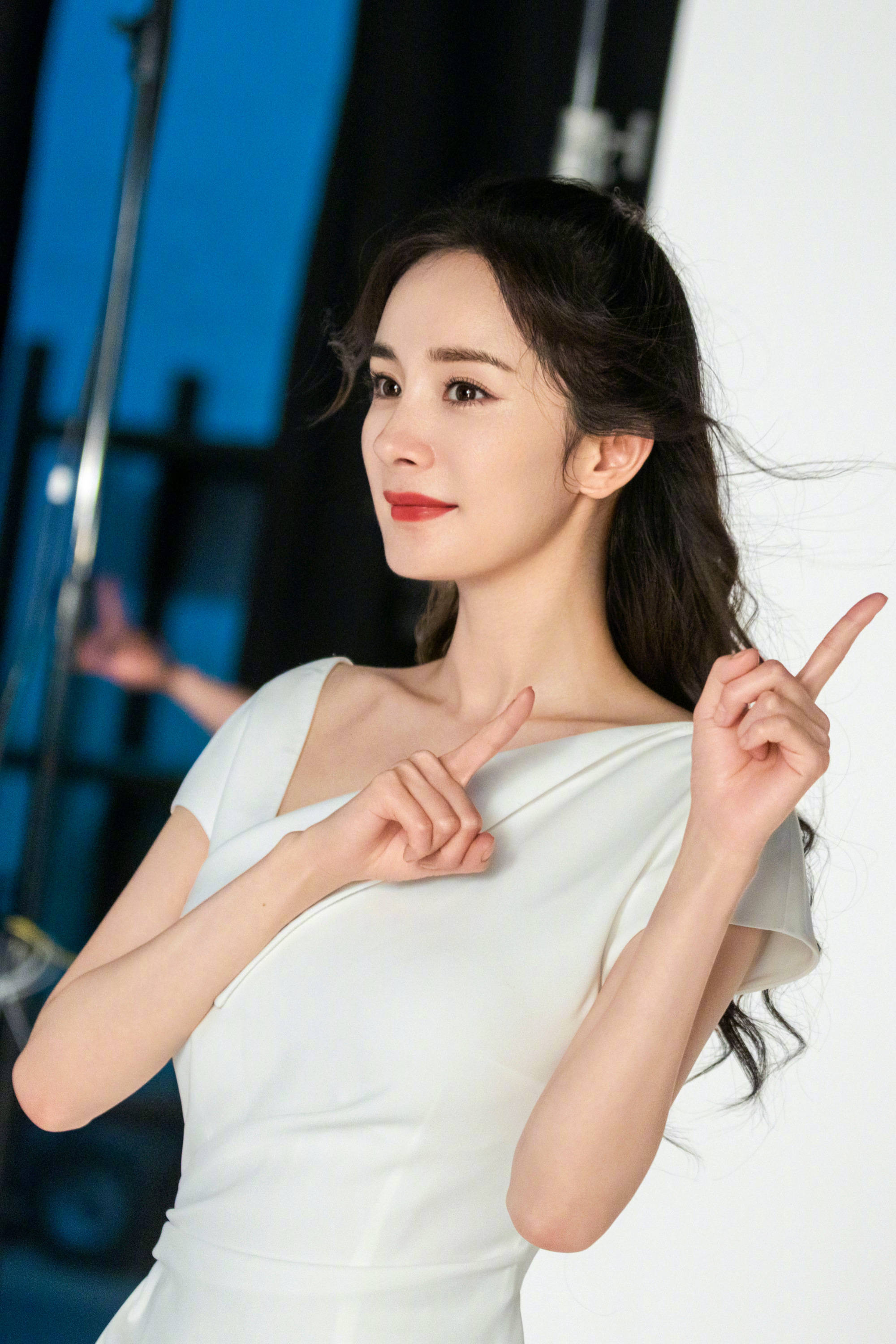 杨幂穿v领白裙小秀纤腰 对镜甜笑锁骨迷人