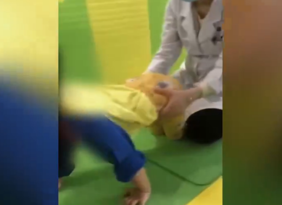 2018年江苏6岁女孩舞蹈课后瘫痪，妈妈看完监控，起诉同学和机构