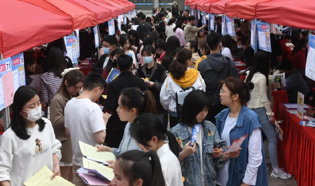 小王很开心(小王从监理单位提桶跑路后，面试了很多单位还是失业了)