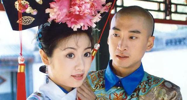 《还珠格格》里尔泰喜欢小燕子，到后来为什么娶赛亚