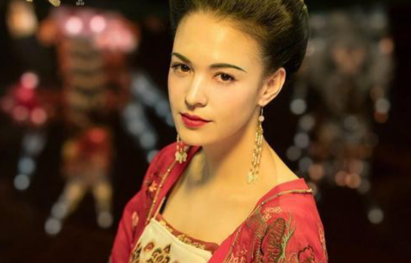 说到最近最火的电视剧,非全民追剧的《人世间》莫属,而在剧中饰演女