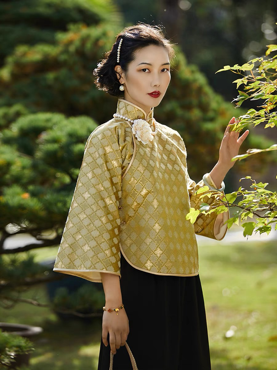 女人穿上了长袍,发源于满洲的旗装,在旗人入关后一直与中土服装并行