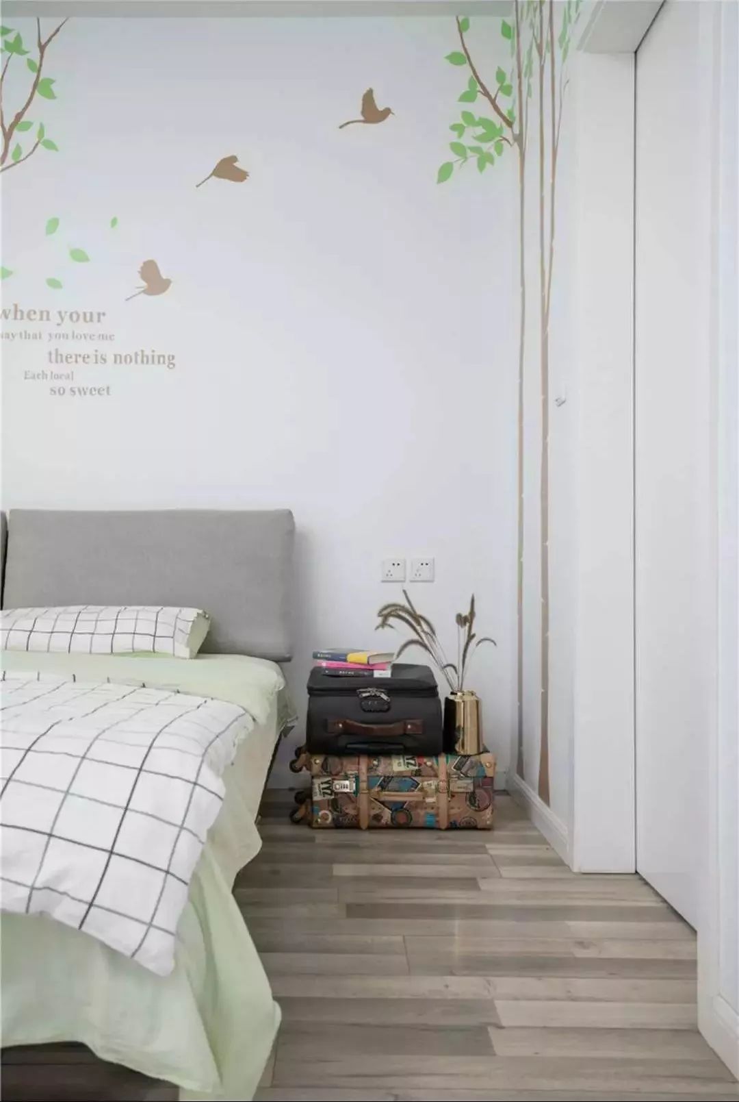 90平两室一厅，独立书房，还有特大阳台，怎么装修的？