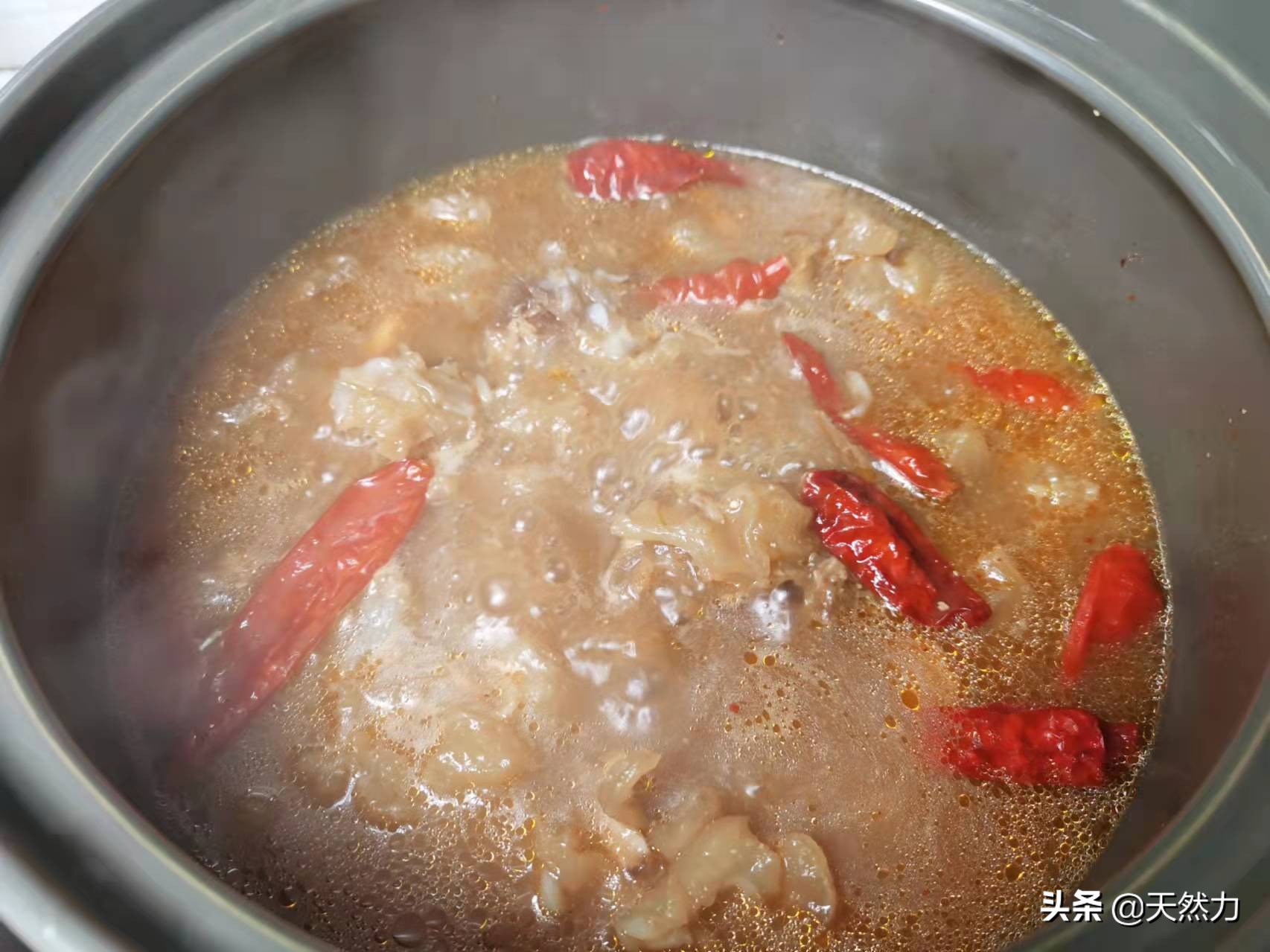 牛蹄筋要怎么做才软烂入味，教你家常做法，一口下去全是胶原蛋白