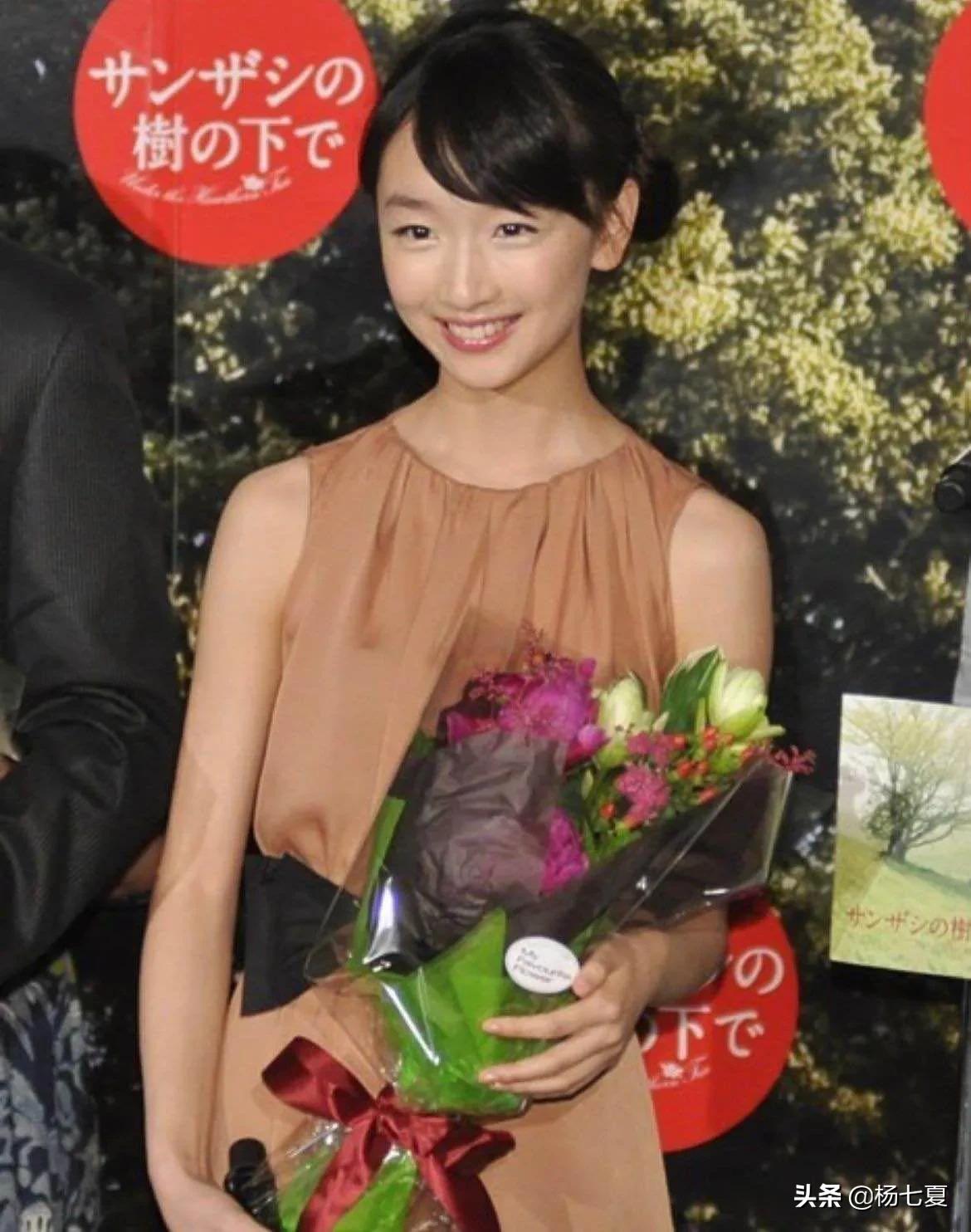 周冬雨早期照片爆光，虽然身材瘦小，但“美貌”的确不可否认吧？