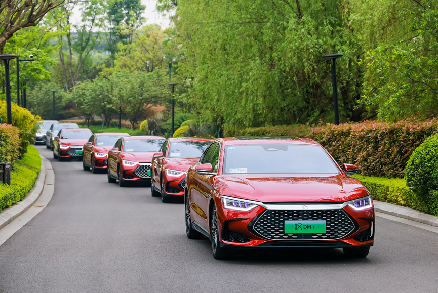 比亚迪再出DM-i王炸，车重2吨匮电油耗4.2L/100km，月销2万算保守
