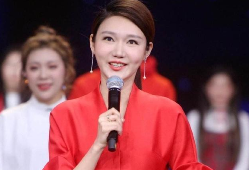 "小董卿"龙洋:春晚最年轻女主持!集美貌与才华于一身的湘妹子