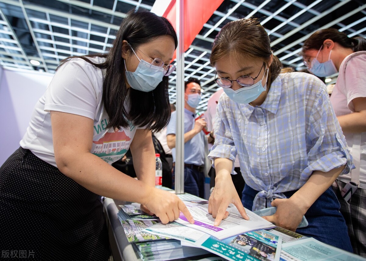 家长等待高考生（高考前）