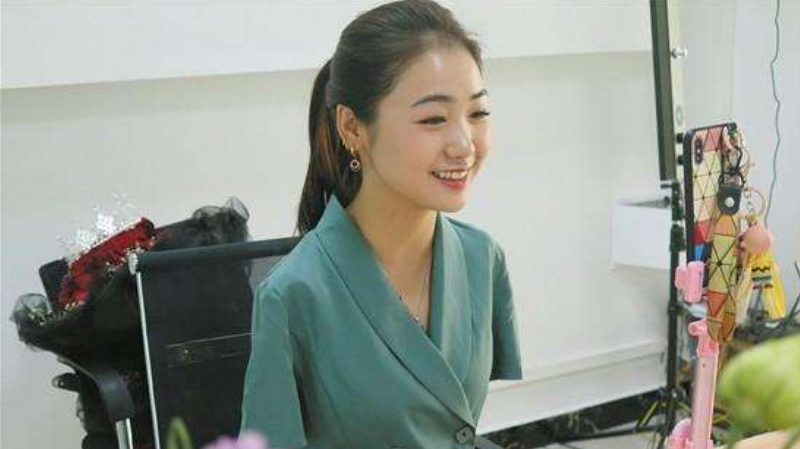 “折翼天使”杨佩：9岁失去双臂，23岁一夜爆红，如今身价上千万