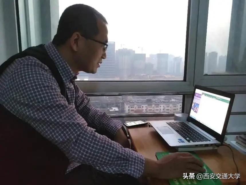 1.4万交大学子相聚“云课堂” 开启2022年“线上教学第一课”