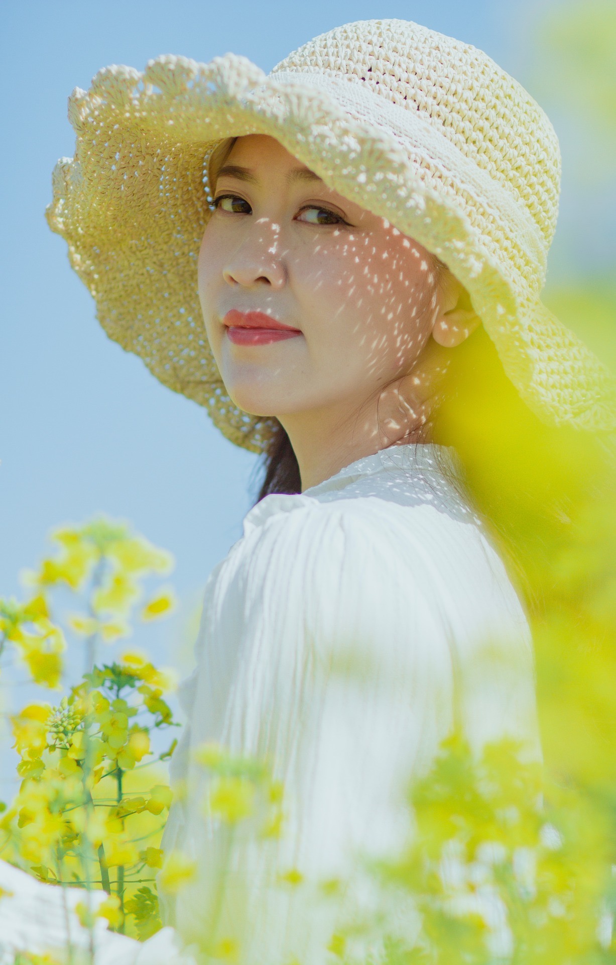 好看的拍照姿势图片(花海半身照这样拍) - 赤虎壹号