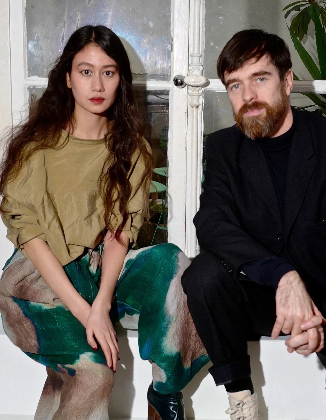 她被称为时尚界的三毛，长了一张普通脸，冷清的气质可太迷人了