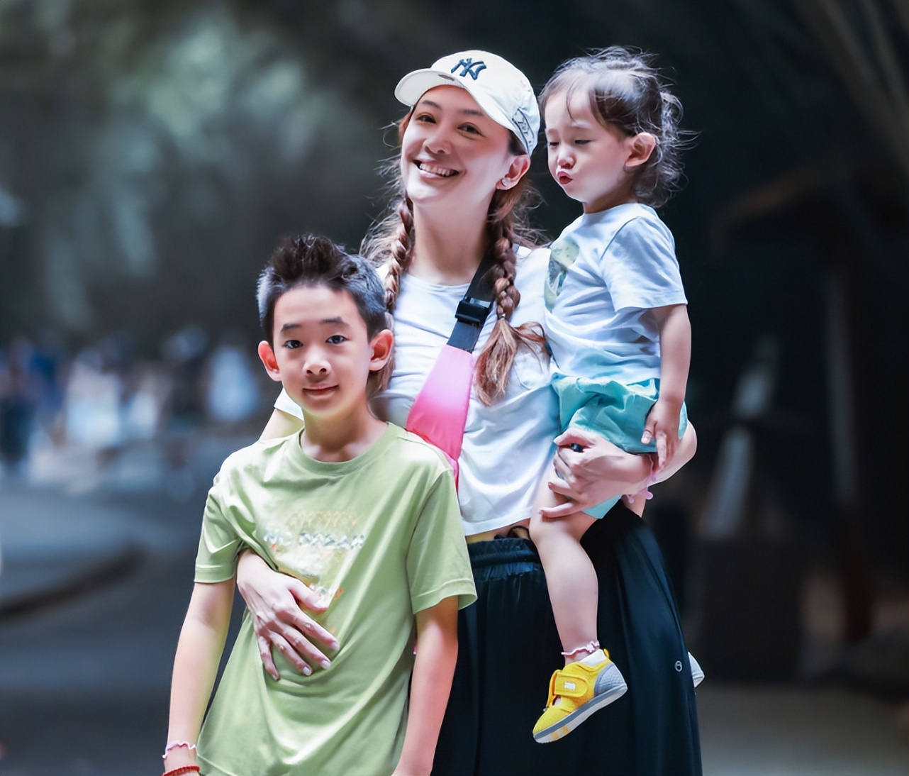 应采儿探班陈小春，带儿子游乐场玩耍，Jasper与小朋友互动好可爱