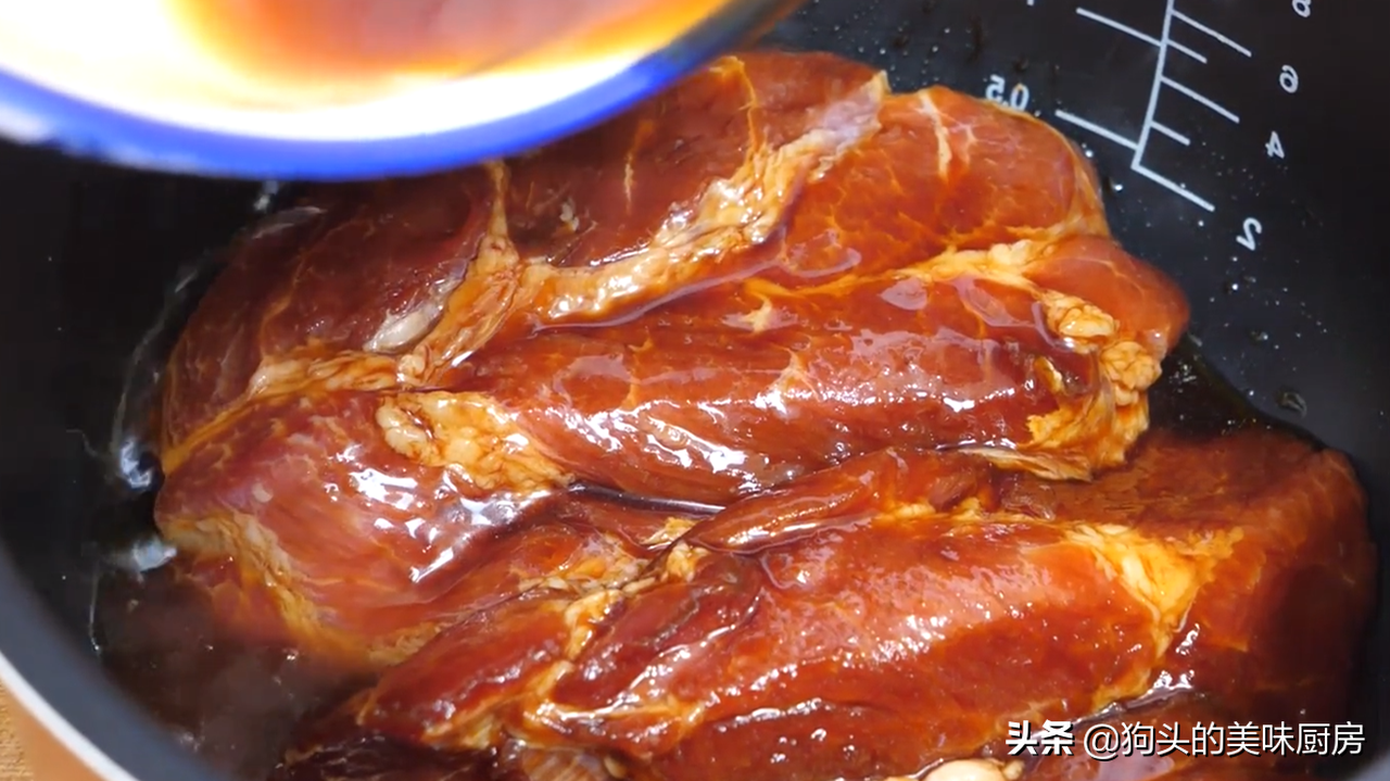猪肉这样做太香了，整块放电饭锅里，出锅满屋飘香，切片后直接吃