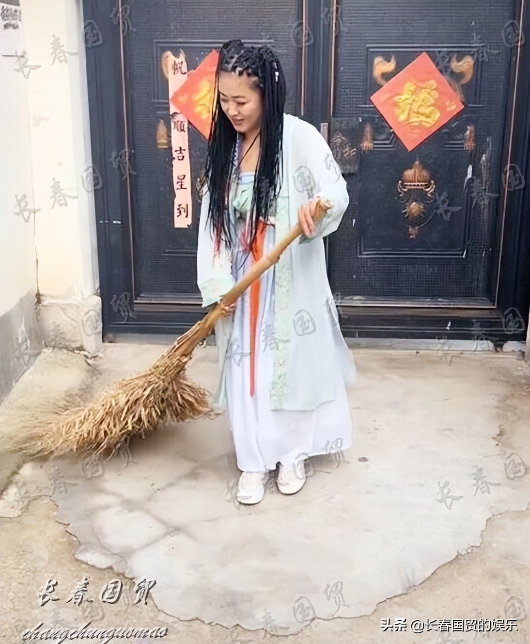 古装女粉丝在大衣哥家门口扫地，被质疑自我炒作蹭流量