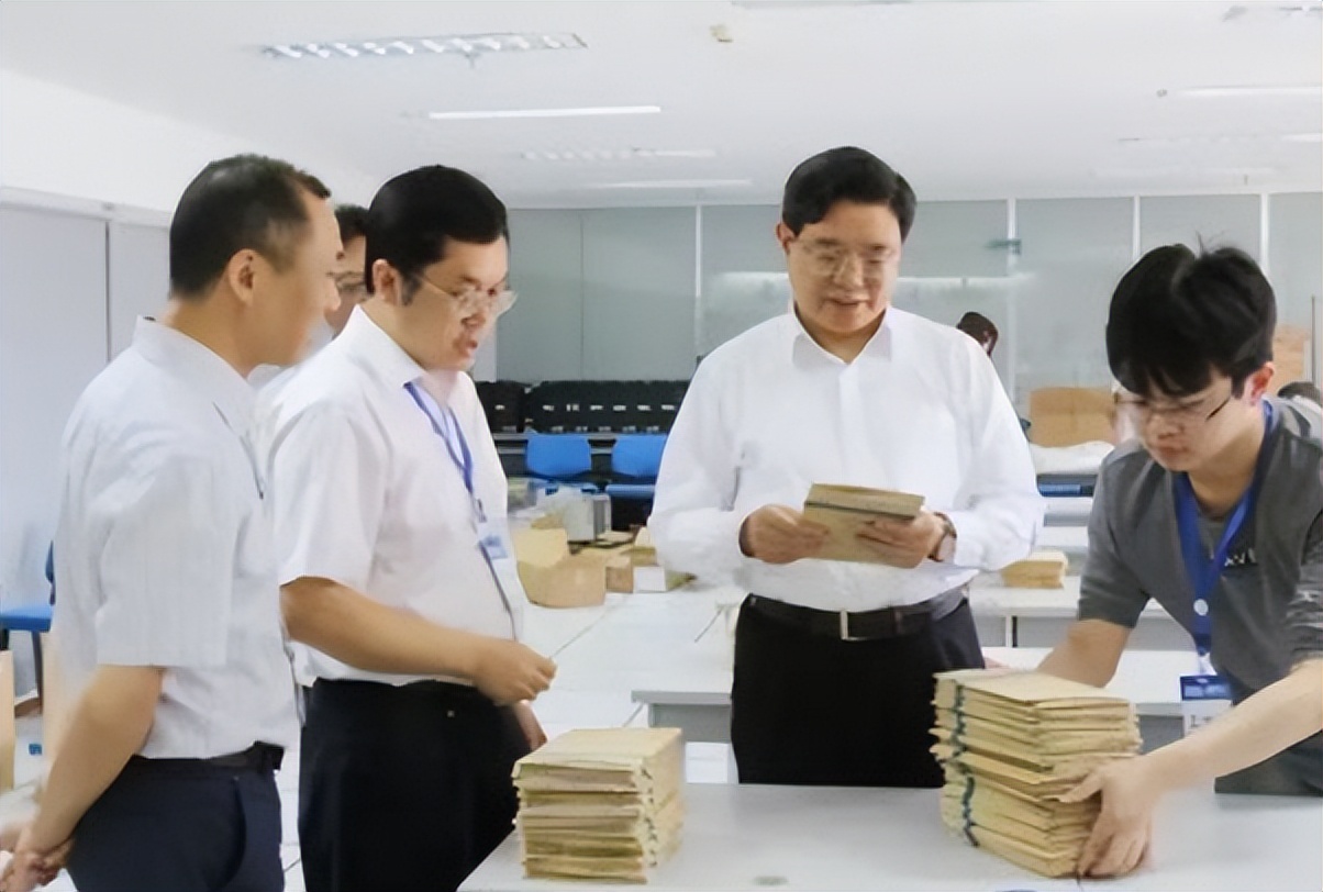 网传公务员将面临降薪，还要停发年终奖？3类岗位或成大学生新宠