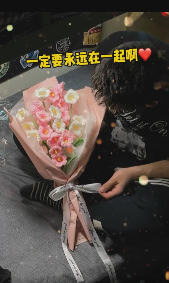 大学生在宿舍做手工铃兰花送女友，精致美观，网友：别人家的男友