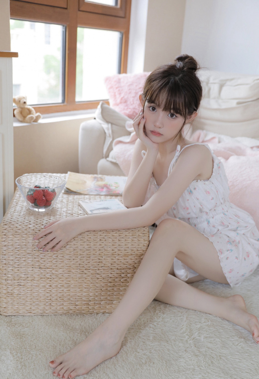 可爱元气的美少女，吊带碎花裙，养眼迷人