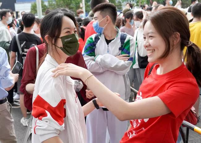 考生高考要迟到，路边乞丐付车费，十年后考生拿100万谢恩