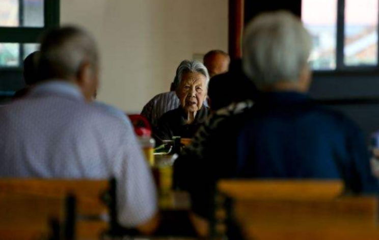 日本60岁大妈杀害丈夫和儿子，庭审现场：我累了伺候不动了