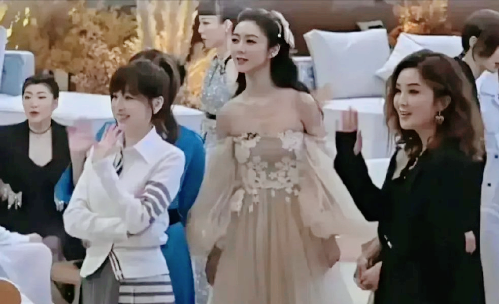 40岁还能演学生的女星，我只服这3位，不用装嫩，就是这么显年轻