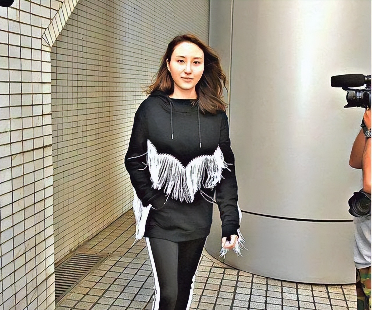 何超云美貌被低估，未来将继承百亿家产，却找个普通人当男朋友