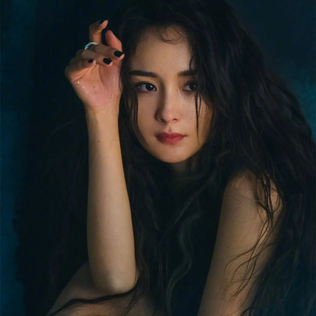 杨幂的大波浪发型有韵味，简直太美啦