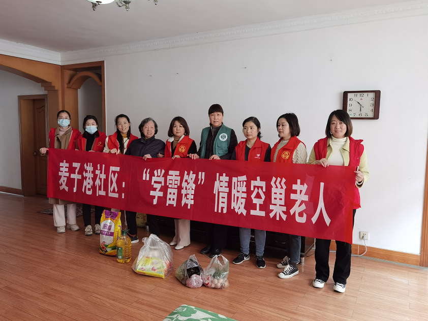 南湖街道麦子港社区开展学雷锋关爱空巢老人志愿服务活动