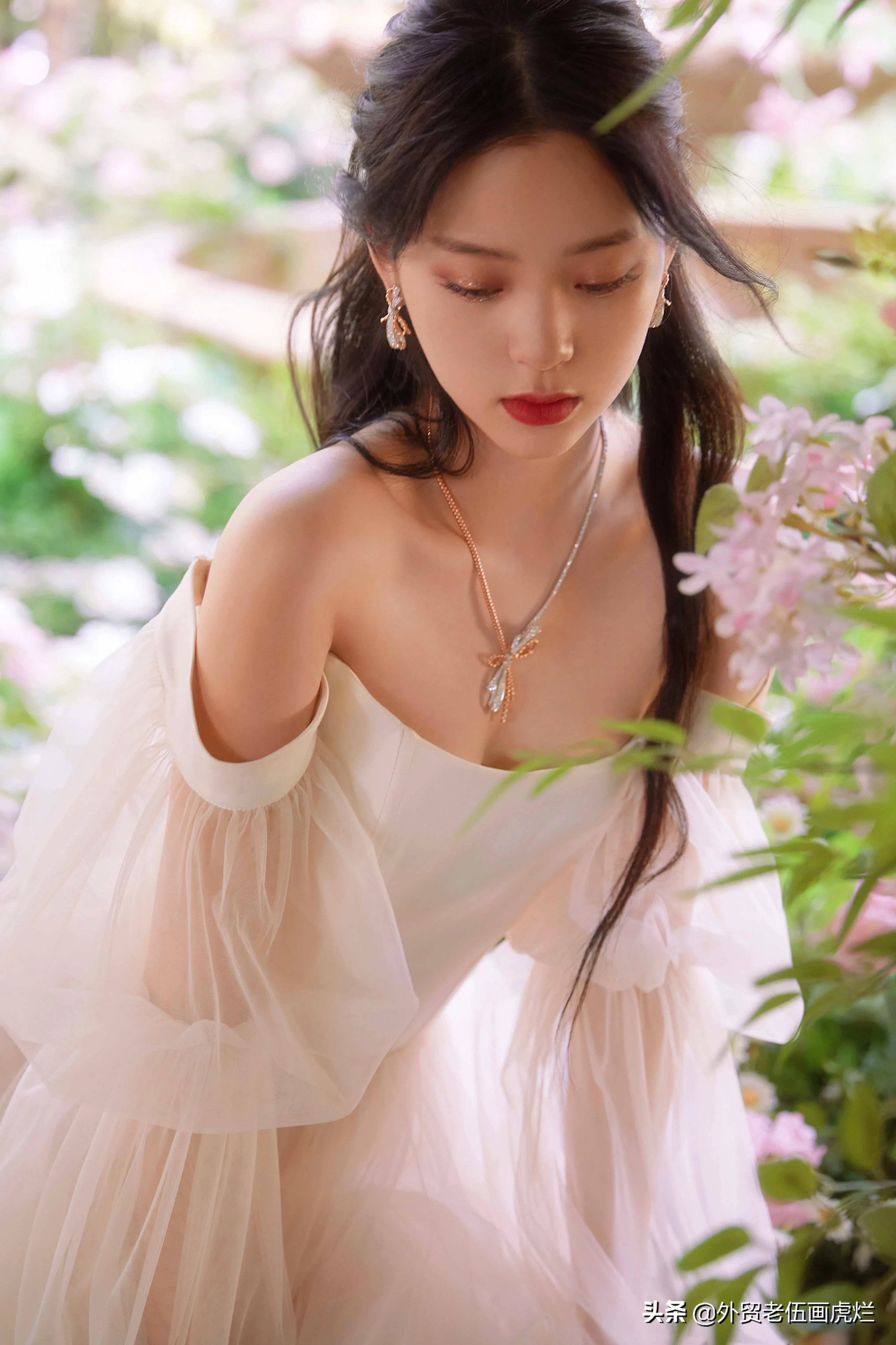 欧阳娜娜，四小花旦，虽然没有什么代表作，但音乐素养不错