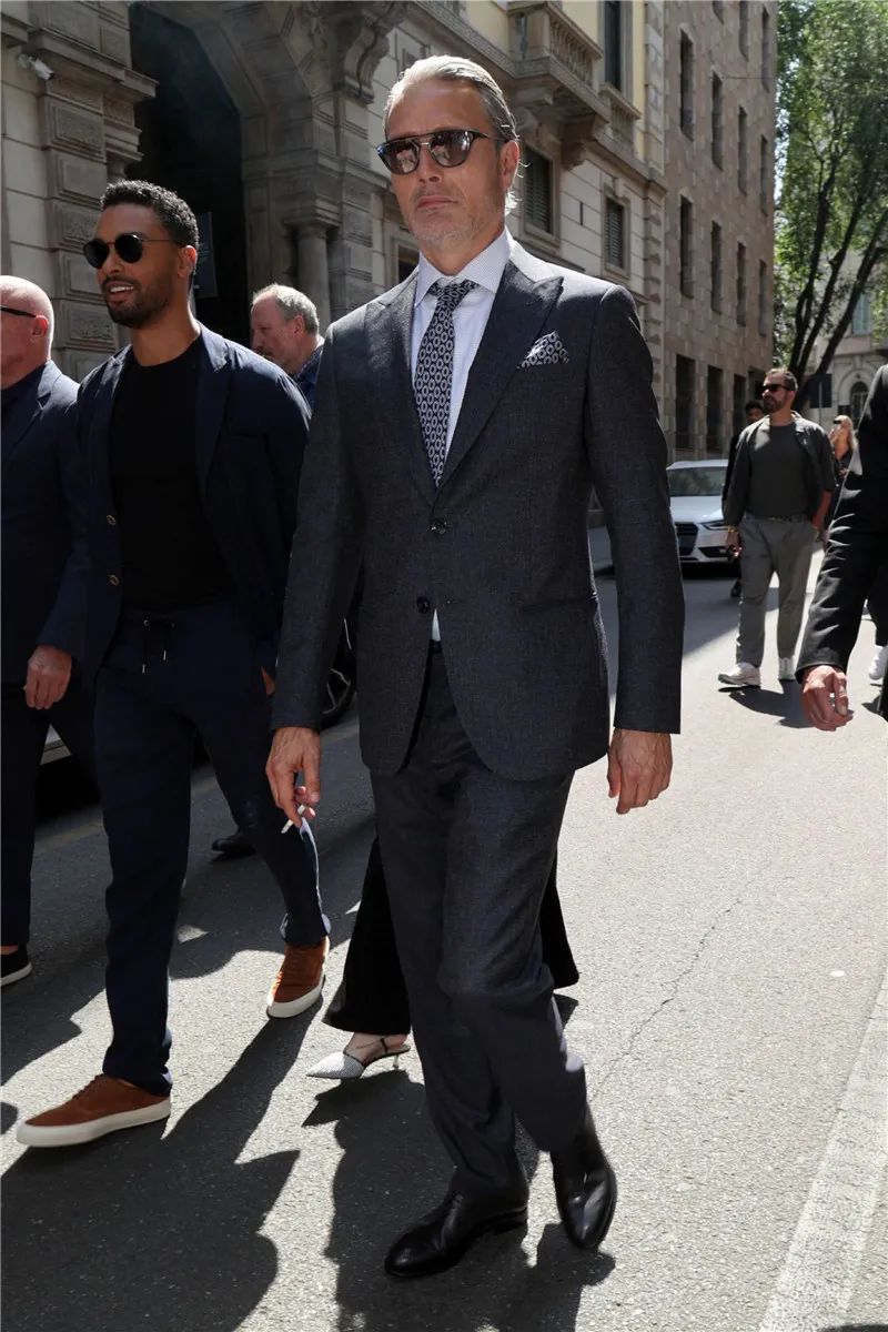 今日份舔屏！麦子叔出席米兰时装周街拍，气场绝了