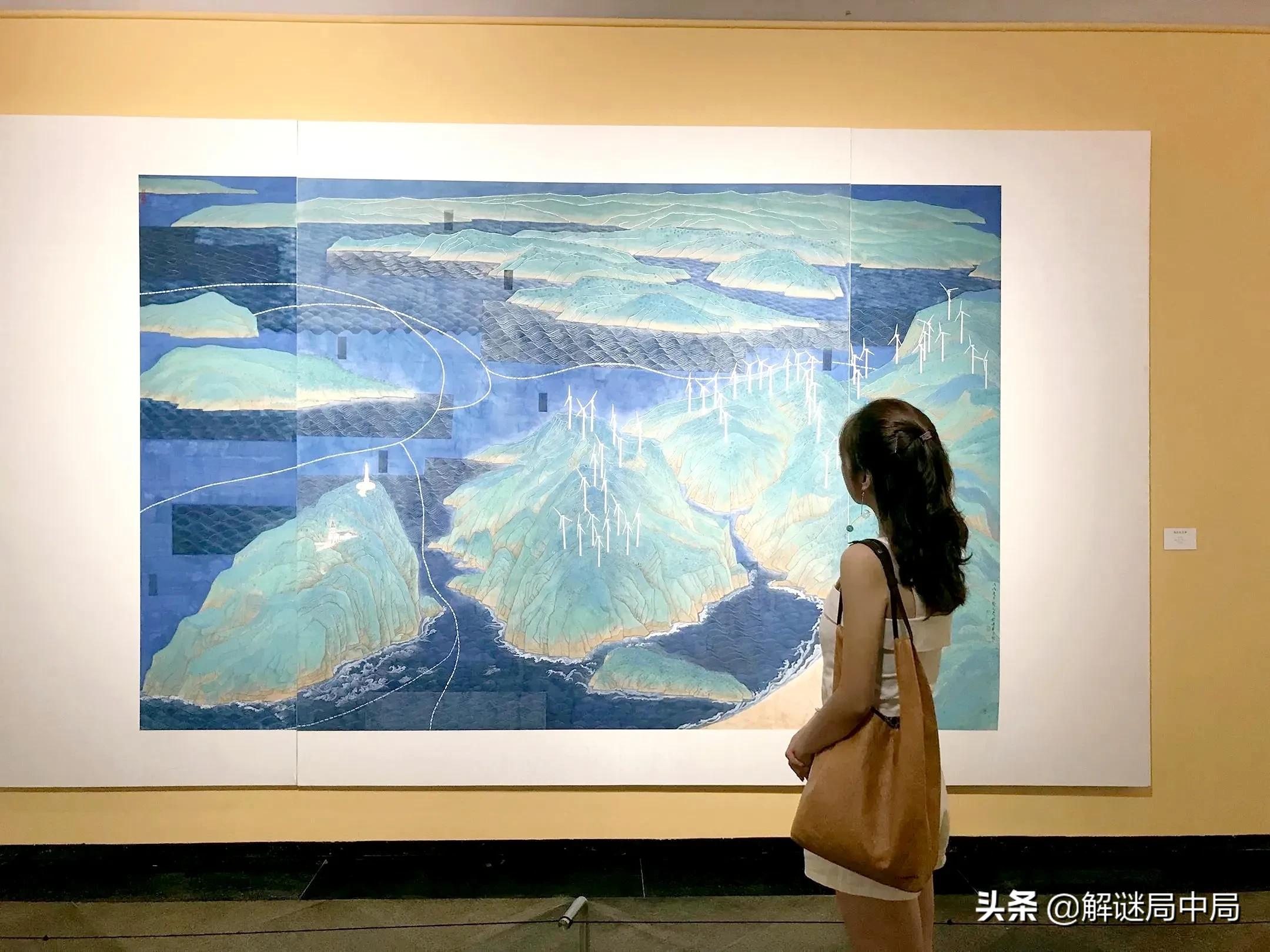 贵州女主持人晒出画展照片，白色裙装和画成对比，太知性和惊艳了