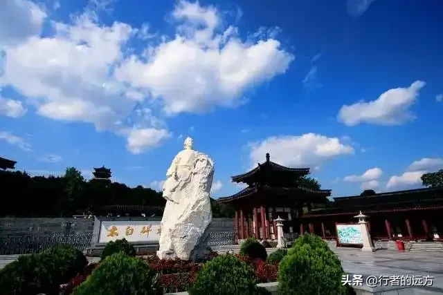 公元724年，24岁的李白离开了故乡，踏上了漫漫旅途,望着巍峨高山