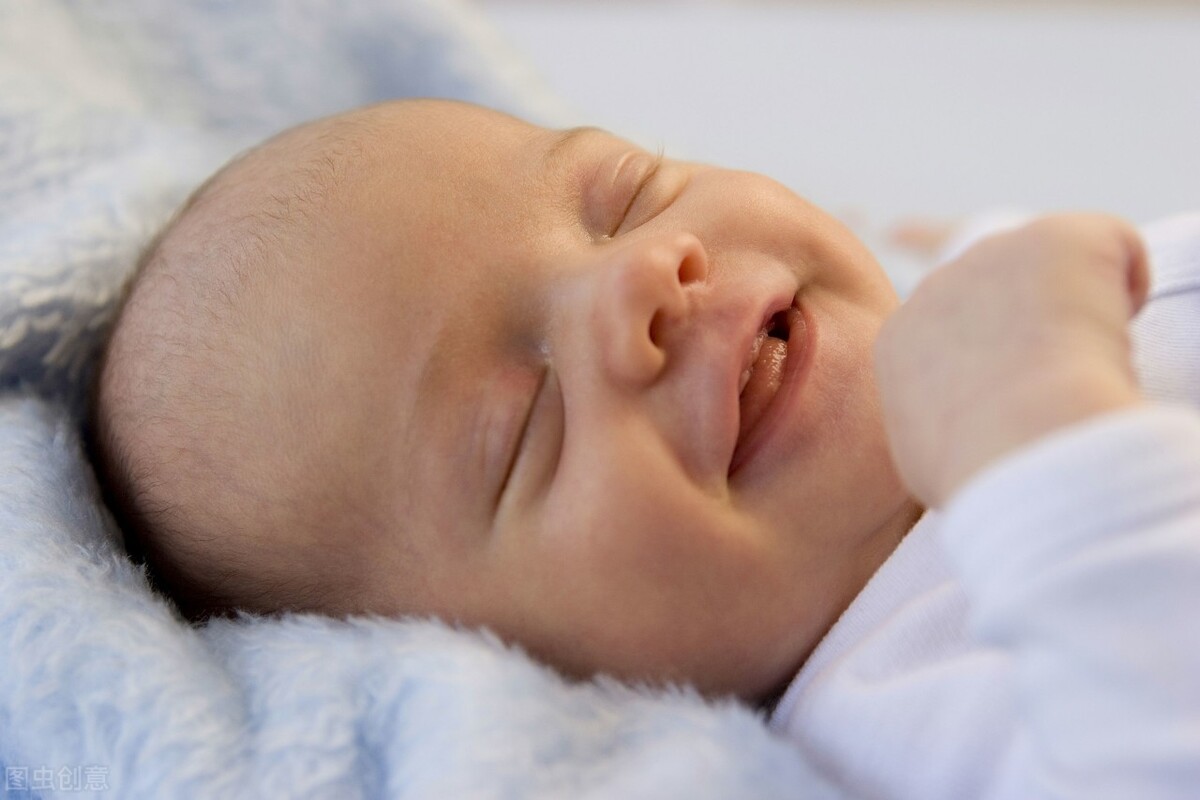 新生儿睡多久正常？新生宝宝睡姿及“黑白颠倒”睡调整重要性_孩子