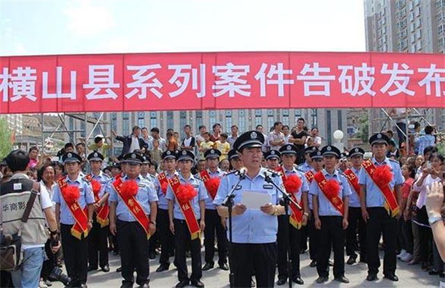 2001年，生意失败的他开始报复村民，导致80余人遇难