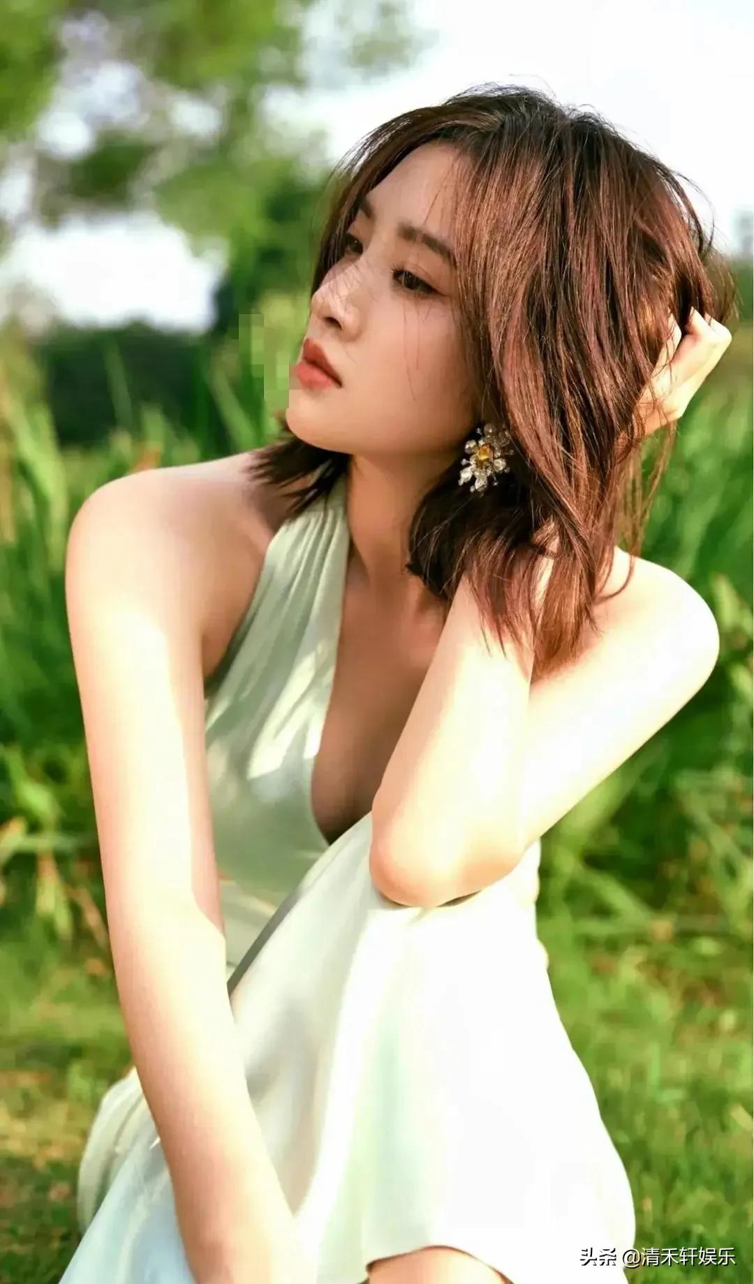 唐艺昕不论短发还是长发，都巨好看。像是画中走出来的美女一样