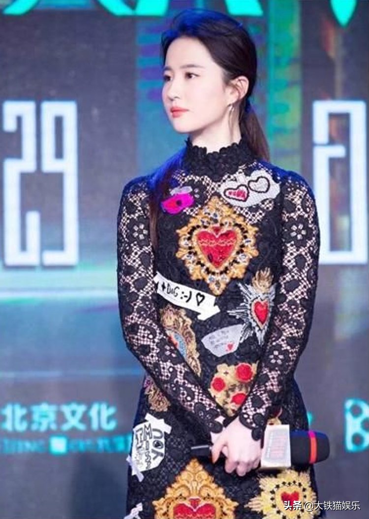 长得貌美如花，衣品却一言难尽的8位女星，个个都是丑衣服收藏家