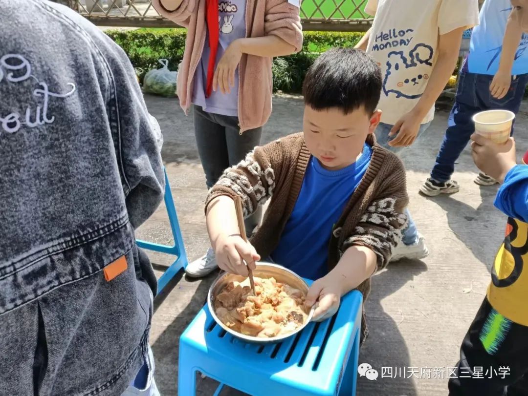 四川天府新区三星小学在学生中开展餐厨活动以实践劳动课程