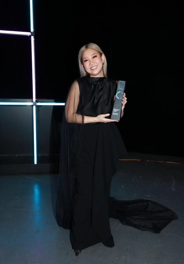 郑欣宜好适合黑色，丰满身材显得精致耐看，比瘦小身形更有气质