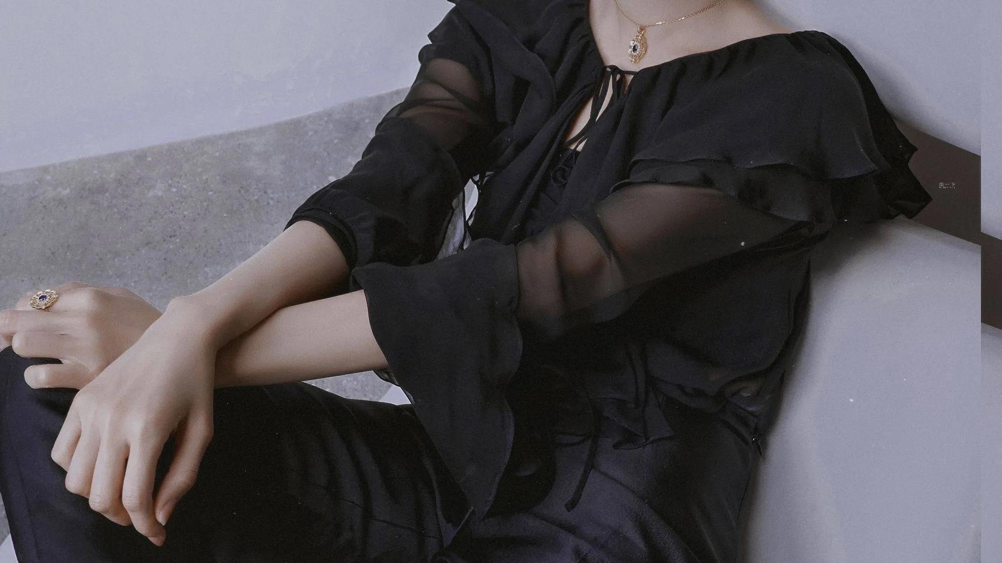 李一桐黑色蓬松长裙